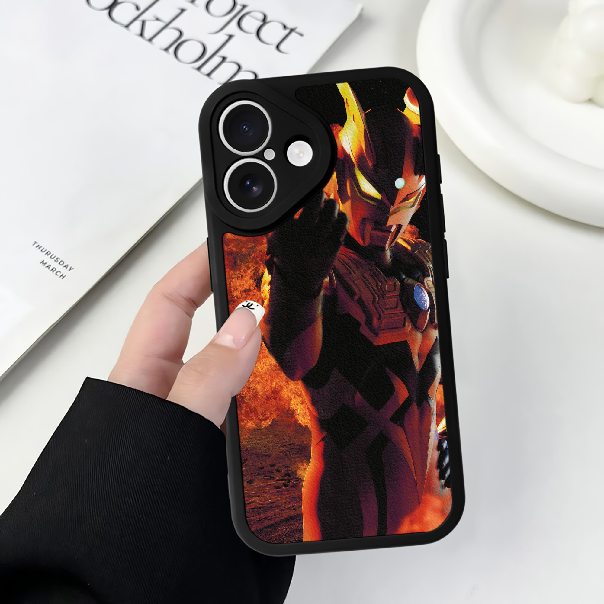 （画像用） ウルトラマン Ultraman 【iPhone 16シリーズ対応】シリコンスマホケース（レザー調） 材質：シリコン